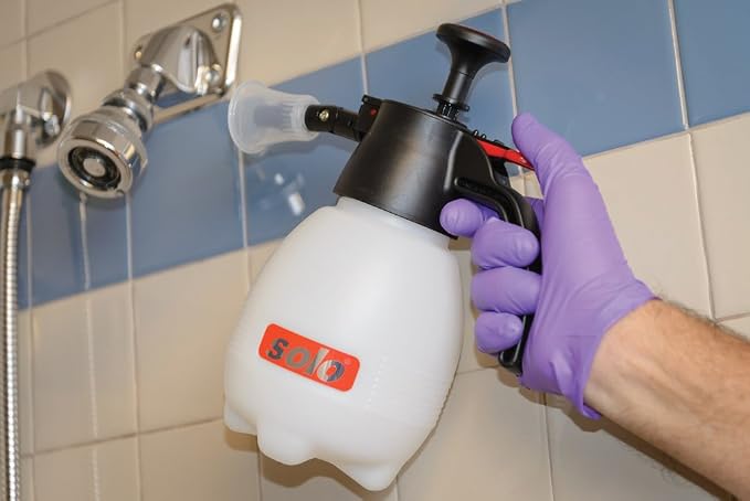 SOLO, 418-2L, 2 Liter One-Hand Pressure Sprayer, Red and White